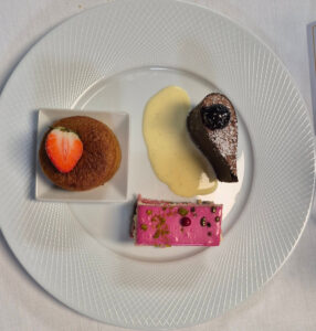 moelleux coulant au caramel beurre salé, délice aux fruits rouges et larme au chocolat